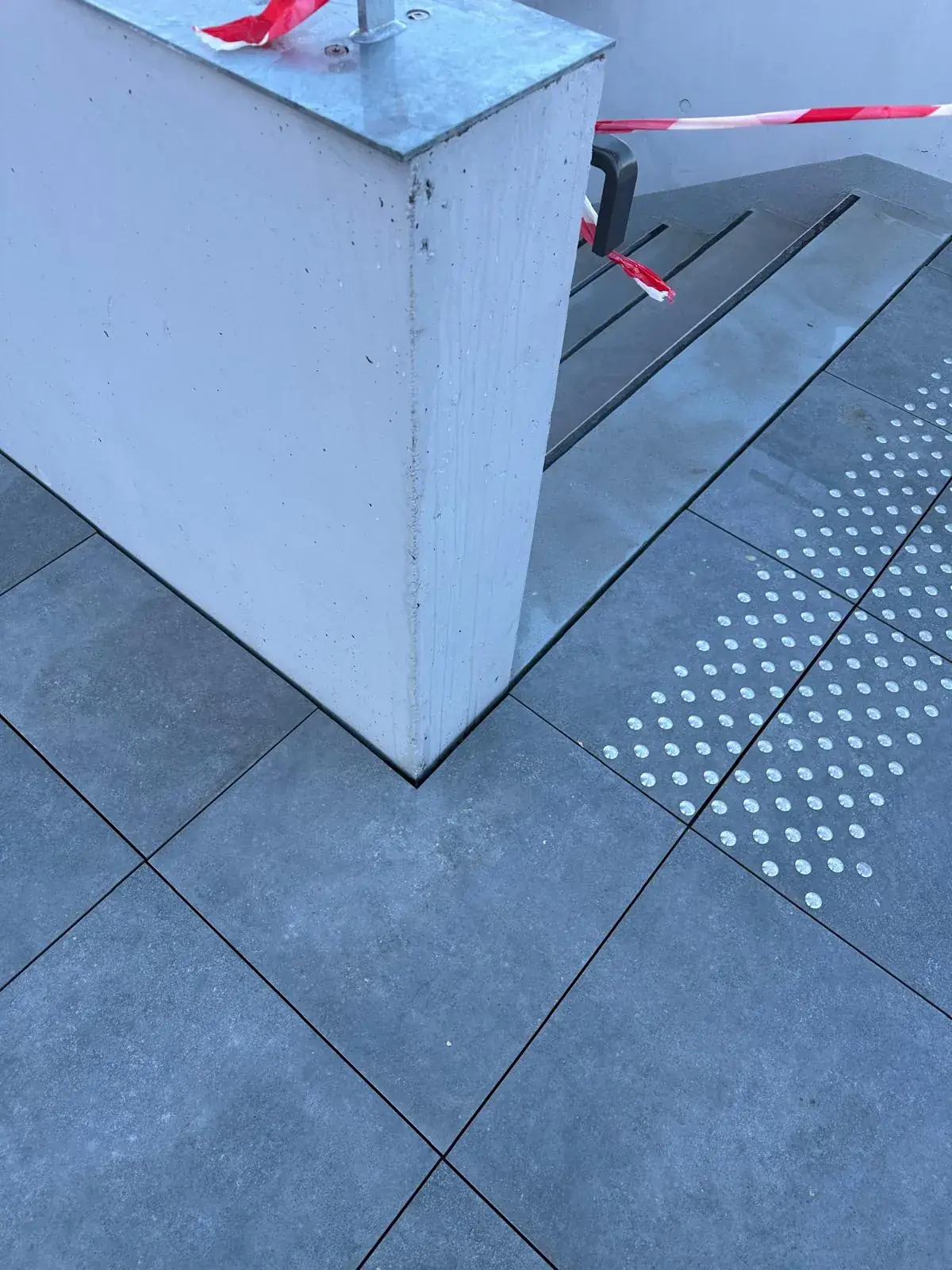 Détail des dalles sur plots découpées autour d'un muret et d'un escalier, ESAD de Reims
