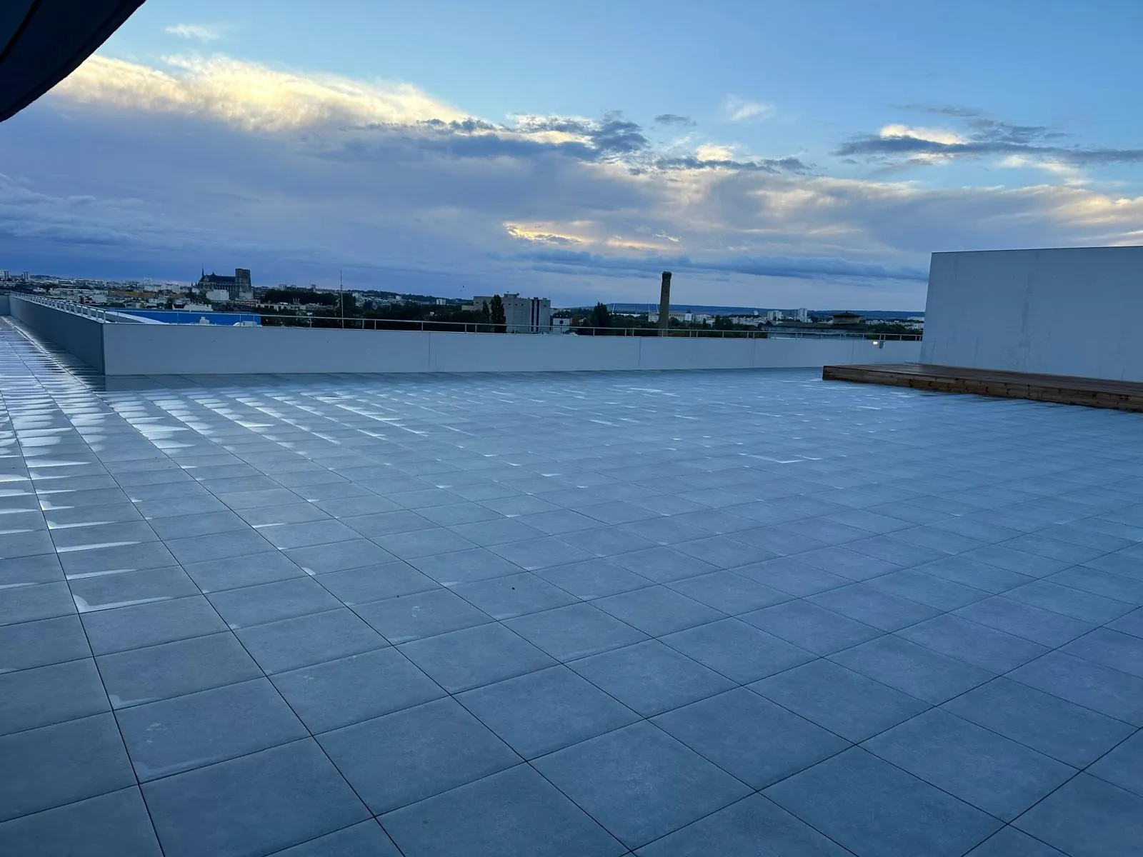 Toiture-terrasse en dalles sur plots réalisée par ETANOVA à l'ESAD de Reims