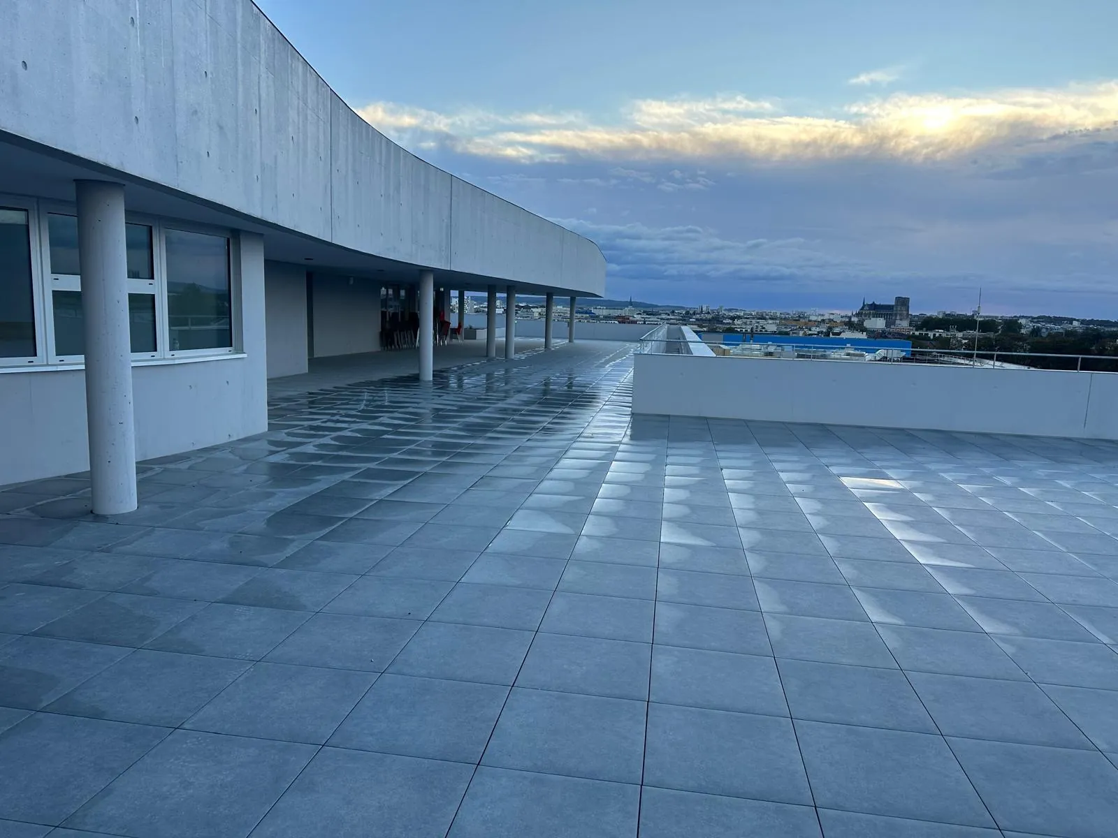 Terrasse sur dalles sur plots de l'ESAD de Reims, avec vue sur la cathédrale