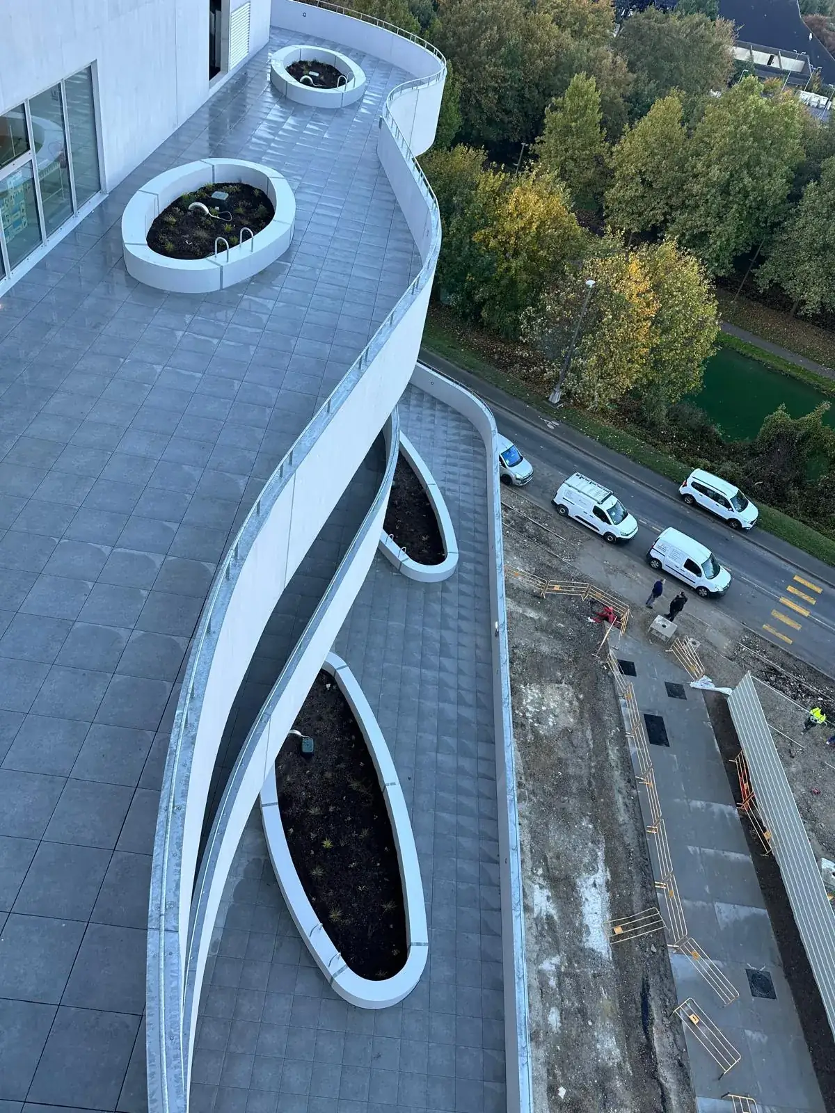 Vue aérienne des terrasses courbes de l'ESAD de Reims et de leurs jardinières